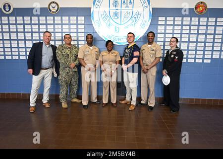 MOBILE, Ala (25 février 2022) les marins prennent une photo de groupe à l'école secondaire Baker pendant la semaine de la marine Mobile, Alabama, 25 février. La semaine de la Marine est une série annuelle d'événements qui se tiennent tout au long de l'année dans diverses villes des États-Unis sans présence importante de la Marine pour offrir aux citoyens l'occasion d'interagir avec les marins et d'en apprendre davantage sur la Marine et ses capacités. Banque D'Images