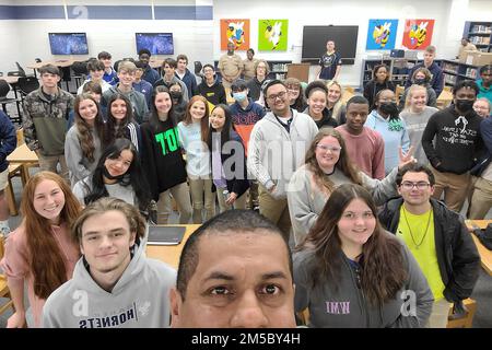 MOBILE, Ala (25 févr. 2022) Chef maître de l'élimination des explosifs Xavier Gamez, attaché au commandant du Commandement du recrutement de la Marine, prend un selfie avec des élèves de l'école secondaire Baker pendant la semaine de la Marine Mobile, Alabama, 25 février. La semaine de la Marine est une série annuelle d'événements qui se tiennent tout au long de l'année dans diverses villes des États-Unis sans présence importante de la Marine pour offrir aux citoyens l'occasion d'interagir avec les marins et d'en apprendre davantage sur la Marine et ses capacités. Banque D'Images