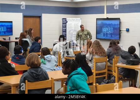 MOBILE, Ala (25 févr. 2022) le chef maître de l'élimination des explosifs Xavier Gamez, attaché au commandant du Commandement du recrutement de la Marine, parle aux élèves de l'école secondaire Baker pendant la semaine de la Marine Mobile, Alabama, 25 février. La semaine de la Marine est une série annuelle d'événements qui se tiennent tout au long de l'année dans diverses villes des États-Unis sans présence importante de la Marine pour offrir aux citoyens l'occasion d'interagir avec les marins et d'en apprendre davantage sur la Marine et ses capacités. Banque D'Images