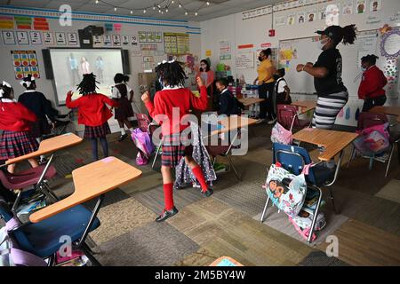 WHISTLER, Alabama (25 février 2022) les marins dansent avec un cours à l'école préparatoire de Prichard pendant la semaine de la marine mobile, le 25 février. La semaine de la Marine est une série annuelle d'événements qui se tiennent tout au long de l'année dans diverses villes des États-Unis sans présence importante de la Marine pour offrir aux citoyens l'occasion d'interagir avec les marins et d'en apprendre davantage sur la Marine et ses capacités. Banque D'Images