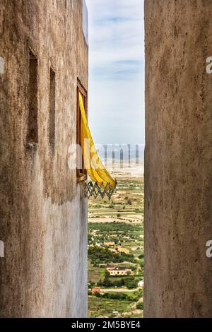 Ruelle typique avec vue sur la campagne environnante d'en haut, la vieille ville de Mojacar, Almeria, Andalousie, Espagne Banque D'Images