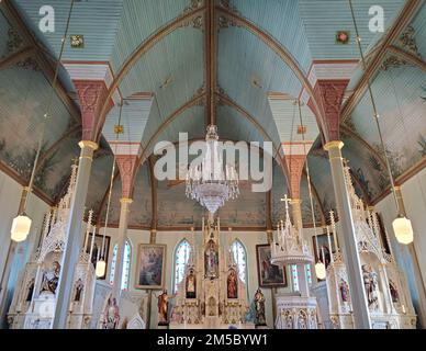 L'autel et une partie du plafond peint à Saint Église de Marie de l'Assomption Église catholique de Praha, Texas. Banque D'Images