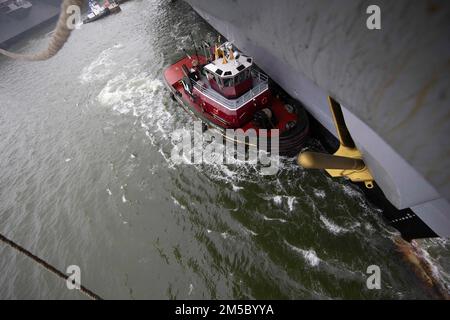 Un remorqueur pilote l'USS Gerald R. Ford (CVN 78) dans la rivière James pendant un détail de mer et d'ancre, 25 février 2021. Ford est en cours dans l'océan Atlantique après avoir terminé la partie industrielle d'une disponibilité incrémentielle prévue (ÉFVP) de six mois. Banque D'Images