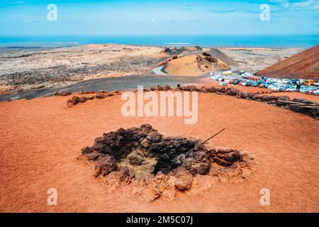 Un trou dans le sol brûlant à cause de la chaleur volcanique, Parc national de Timanfaya, Lanzarote, îles Canaries, Espagne Banque D'Images