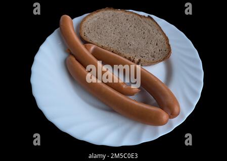 Saucisses viennoises servies avec du pain dans un restaurant de jardin, Bavière, Allemagne Banque D'Images