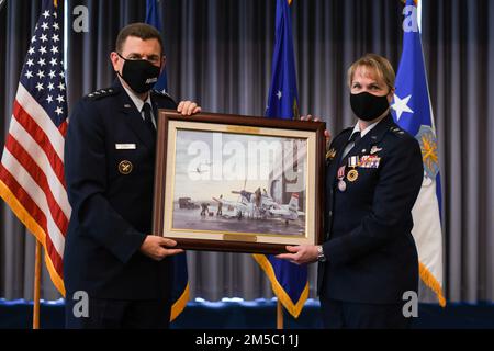 ÉTATS-UNIS Le Lgén de la Force aérienne Michael A. Loh, directeur de la Garde nationale aérienne, présente un tableau au général Dawne Deskins, directeur adjoint de la Garde nationale aérienne, lors de sa cérémonie de retraite à la base conjointe Anacostia-Bolling, district de Columbia, le 25 février 2022. Deskins a pris sa retraite après 37 ans de service militaire dans la Force aérienne et la Garde nationale aérienne. Banque D'Images