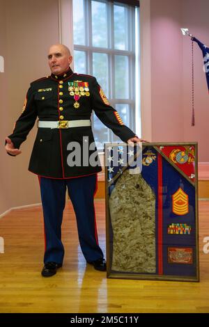 ÉTATS-UNIS Le sergent Brian Lahr, chef des opérations de la Brigade expéditionnaire maritime 2nd (II BVM) participe à sa cérémonie de retraite le 25 février 2022 au Camp Lejeune, en Caroline du Nord. Maître Gunnery le sergent Brian Lahr a pris sa retraite après 30 ans de service honorable Banque D'Images