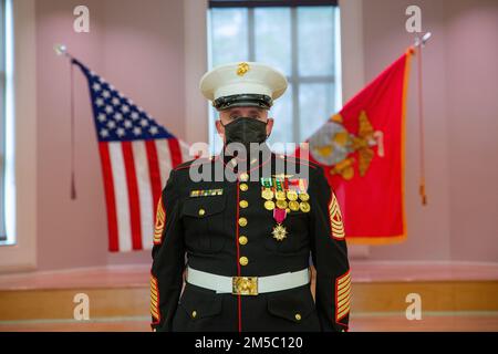 ÉTATS-UNIS Le sergent Brian Lahr, chef des opérations de la Brigade expéditionnaire maritime 2nd (II BVM) participe à sa cérémonie de retraite le 25 février 2022 au Camp Lejeune, en Caroline du Nord. Maître Gunnery le sergent Brian Lahr a pris sa retraite après 30 ans de service honorable Banque D'Images