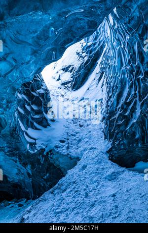 Neige dans la grotte de glace de Proeng, Sudurland, Islande, ouverte sur le dessus Banque D'Images