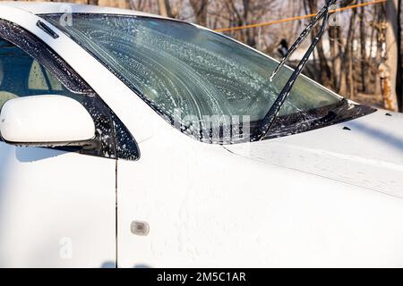 Voiture de lavage avec savon et shampooing Banque D'Images