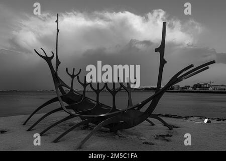 Sculpture de navire viking, Sun Voyager, photographie en noir et blanc, Reykjavik, péninsule de Reykjanes, Sudurnes, Islande Banque D'Images