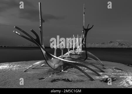 Sculpture de navire viking, Sun Voyager, photographie en noir et blanc, Reykjavik, péninsule de Reykjanes, Sudurnes, Islande Banque D'Images