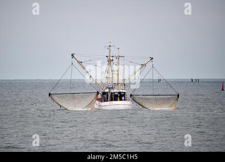 Le crabe cutter a exposé ses filets dans la mer du Nord, Buesum, Allemagne Banque D'Images