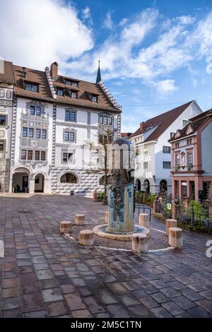 La place du marché avec fontaine de marché dans la vieille ville d'Engen, quartier de Constance, Bade-Wurtemberg, Allemagne Banque D'Images