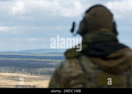 ÉTATS-UNIS TSgt. Force aérienne Brian Nelson, affecté au 2nd e Escadron des opérations de soutien aérien, observe un Eurofighter allemand lors de l'entraînement du contrôleur d'attaque du terminal conjoint dans la zone d'entraînement de Grafenwoehr du Commandement de l'instruction de l'Armée de terre 7th, en Allemagne, le 25 février 2022. Banque D'Images