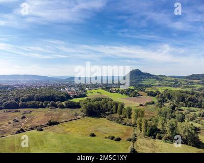 Vue sur le Hausener Aachried au volcan Hegau Hohentwiel avec la ville de Singen, quartier de Constance, Bade-Wurtemberg, Allemagne Banque D'Images