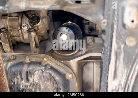 Remplacement du filtre à huile de la voiture dans l'atelier Banque D'Images