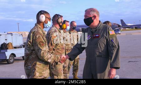 ÉTATS-UNIS Le Lgén Ricky Rupp de la Force aérienne, commandant de la Force aérienne en 5th, accueille des aviateurs du 718th Escadron de maintenance des aéronefs, lors de sa visite à la base aérienne de Kadena, le 25 février 2002. Au cours de sa visite, Rupp a reconnu les aviateurs pour leur excellente performance et a participé à un vol de ravitaillement en carburant. Banque D'Images