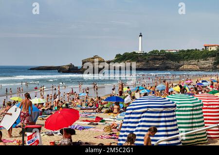 Vue sur la côte avec phare et foule, touristes sur la plage, Grand Plage, Biarritz, Côte Basque, Aquitaine, Département Banque D'Images