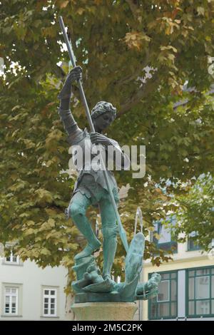 Statue de Saint-Jean George avec lance à St. George's Fountain, saint, Christian, dragon, combat, Neumarkt, Limbourg, Hesse, Allemagne Banque D'Images