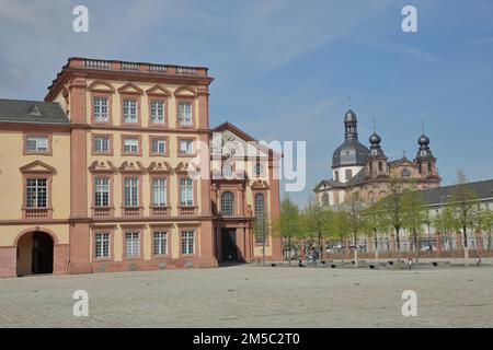 Cour d'honneur au Palais baroque et à l'église jésuite, Mannheim, Hesse, Allemagne Banque D'Images