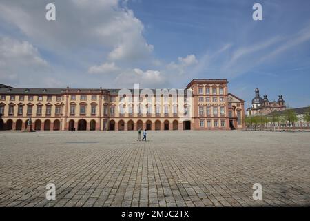 Cour d'honneur au Palais baroque et à l'église jésuite, Mannheim, Hesse, Allemagne Banque D'Images