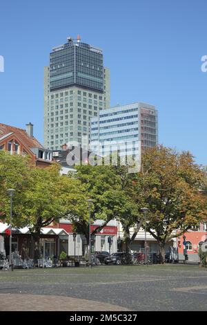 Marché hebdomadaire, Wilhelmsplatz avec tour de ville et Stadthaus, bâtiment haut, main, Offenbach, Hesse, Allemagne Banque D'Images