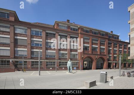 Portail principal d'Adam Opel AG avec mémorial et statue d'Adam Opel 1837-1895, Ruesselsheim, Hesse, Allemagne Banque D'Images