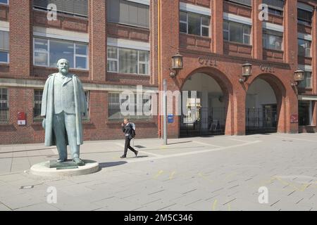 Monument et statue d'Adam Opel 1837-1895 devant le portail principal, Adam Open AG, Ruesselsheim, Hesse, Allemagne Banque D'Images