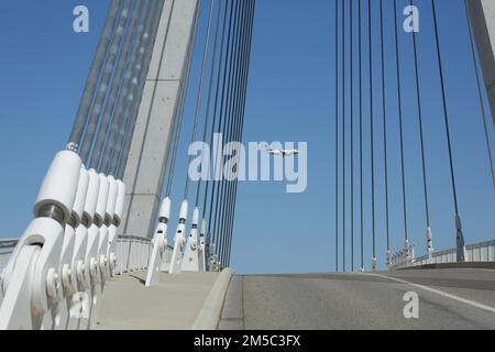 Pont à câbles avec avion passager approchant de Francfort, main, route, boulon, manchon de tension, câbles métalliques, pont de câble de suspension, détail Banque D'Images