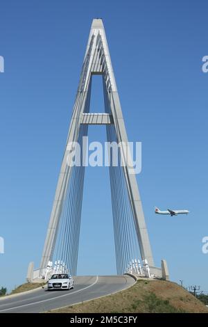 Pont à câbles avec pylône, avion passager approchant de Francfort, main et trafic de voiture, voiture, route, pont de câble de suspension, Raunheim, Hesse Banque D'Images