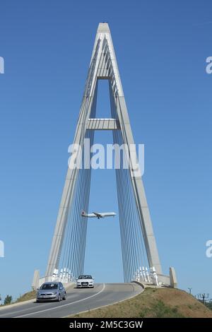 Pont à passage par câble avec pylône, avion passager approchant Francfort, main et trafic de voiture, deux, voiture, route, pont de câble de suspension, Raunheim Banque D'Images