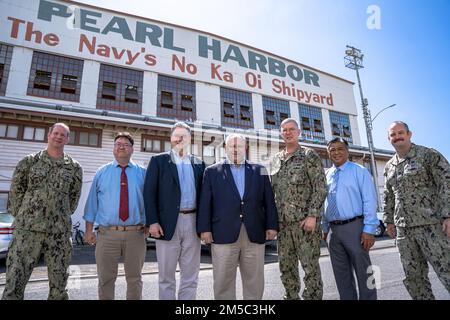 BASE CONJOINTE PEARL HARBOR HICKAM, Hawaï (27 février 2022) - le secrétaire de la Marine Carlos Del Toro visite le chantier naval de Pearl Harbor et l'installation d'entretien intermédiaire (PNSY et FIOM) pour discuter du programme d'optimisation de l'infrastructure du chantier naval. De gauche à droite : à l'arrière, M. Dean VanderLey, commandant, NAVFAC Pacific, M. Ralph Okimoto-Rivera, directeur, contrôles radiologiques, PHNSY et FIOM, l’honorable John P “Sean” Coffey, avocat général, ministère de la Marine, l’honorable Carlos Del Toro, secrétaire de la Marine, le capitaine Richard Jones, commandant, PHNSY et FIOM, M. John Ornellas, Exécution senior Banque D'Images