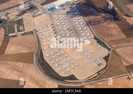 Vue aérienne d'avions commerciaux garés à l'aéroport de Teruel à Aragon, parking, stockage, mise au rebut, Airbus, Boeing, Lufthansa, A380, Espagne Banque D'Images