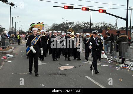 MOBILE, Ala (27 févr. 2022) Sailor de Navy Band Southeast Pêtre pendant le défilé du Krewe de Bienville pendant la Mobile Navy week, 27 février. La semaine de la Marine est une série annuelle d'événements qui se tiennent tout au long de l'année dans diverses villes des États-Unis sans présence importante de la Marine pour offrir aux citoyens l'occasion d'interagir avec les marins et d'en apprendre davantage sur la Marine et ses capacités. Banque D'Images