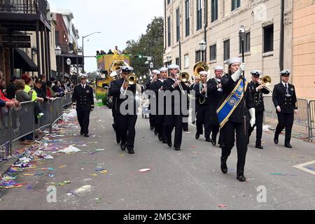 MOBILE, Ala (27 févr. 2022) Sailor de Navy Band Southeast Pêtre pendant le défilé du Krewe de Bienville pendant la Mobile Navy week, 27 février. La semaine de la Marine est une série annuelle d'événements qui se tiennent tout au long de l'année dans diverses villes des États-Unis sans présence importante de la Marine pour offrir aux citoyens l'occasion d'interagir avec les marins et d'en apprendre davantage sur la Marine et ses capacités. Banque D'Images