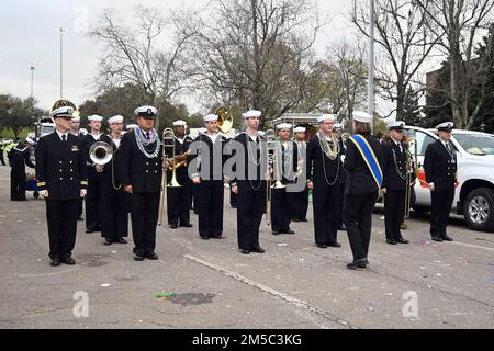 MOBILE, Ala (27 févr. 2022) Sailor de la bande Navy Sud-est se forme au début du Krewe de Bienville pendant la semaine mobile de la Marine, le 27 février. La semaine de la Marine est une série annuelle d'événements qui se tiennent tout au long de l'année dans diverses villes des États-Unis sans présence importante de la Marine pour offrir aux citoyens l'occasion d'interagir avec les marins et d'en apprendre davantage sur la Marine et ses capacités. Banque D'Images