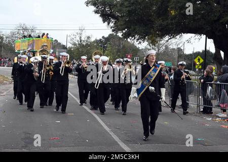 MOBILE, Ala (27 févr. 2022) Sailor de Navy Band Southeast Pêtre pendant le défilé du Krewe de Bienville pendant la Mobile Navy week, 27 février. La semaine de la Marine est une série annuelle d'événements qui se tiennent tout au long de l'année dans diverses villes des États-Unis sans présence importante de la Marine pour offrir aux citoyens l'occasion d'interagir avec les marins et d'en apprendre davantage sur la Marine et ses capacités. Banque D'Images