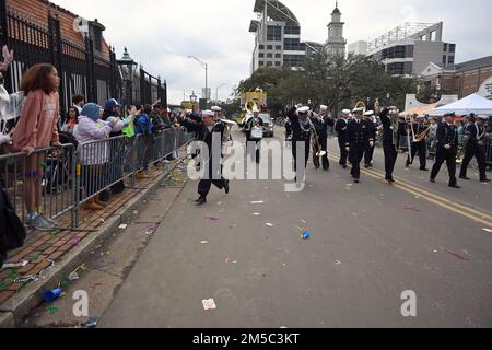 MOBILE, Ala (27 févr. 2022) Sailor de Navy Band Southeast Pêtre pendant le défilé du Krewe de Bienville pendant la Mobile Navy week, 27 février. La semaine de la Marine est une série annuelle d'événements qui se tiennent tout au long de l'année dans diverses villes des États-Unis sans présence importante de la Marine pour offrir aux citoyens l'occasion d'interagir avec les marins et d'en apprendre davantage sur la Marine et ses capacités. Banque D'Images