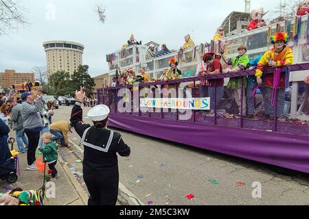 MOBILE, Ala (27 févr. 2022) Un marin du groupe de la Marine Sud-est observe un défilé avant le début du Krewe de Bienville pendant la semaine de la Marine mobile, le 27 février. La semaine de la Marine est une série annuelle d'événements qui se tiennent tout au long de l'année dans diverses villes des États-Unis sans présence importante de la Marine pour offrir aux citoyens l'occasion d'interagir avec les marins et d'en apprendre davantage sur la Marine et ses capacités. Banque D'Images