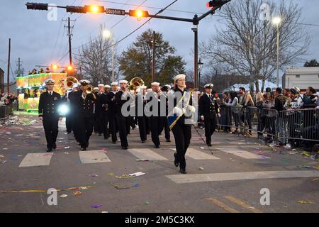 MOBILE, Ala (27 févr. 2022) Sailor de Navy Band Southeast Pêtre pendant le défilé du Krewe de Bienville pendant la Mobile Navy week, 27 février. La semaine de la Marine est une série annuelle d'événements qui se tiennent tout au long de l'année dans diverses villes des États-Unis sans présence importante de la Marine pour offrir aux citoyens l'occasion d'interagir avec les marins et d'en apprendre davantage sur la Marine et ses capacités. Banque D'Images