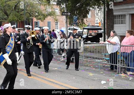 MOBILE, Ala (27 févr. 2022) Sailor de Navy Band Southeast Pêtre pendant le défilé du Krewe de Bienville pendant la Mobile Navy week, 27 février. La semaine de la Marine est une série annuelle d'événements qui se tiennent tout au long de l'année dans diverses villes des États-Unis sans présence importante de la Marine pour offrir aux citoyens l'occasion d'interagir avec les marins et d'en apprendre davantage sur la Marine et ses capacités. Banque D'Images