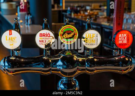 Robinet de bière éclairé au bar-restaurant Hnoss, à la salle de concert Harpa et au centre des congrès, Reykjavik, péninsule de Reykjanes, Sudurnes, Islande Banque D'Images