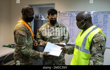 8th le poste de commandement et de contrôle du Commandement du soutien du théâtre ainsi que la brigade de soutien de l'Armée de terre 402nd et la DGFA 404th supervisent le téléchargement partiel de l'équipement APS-3 à l'équipe de combat de la Brigade d'infanterie 3rd, 25th Division d'infanterie pour Salaknib et Balikatan 2022 à Subic Bay (Philippines) le 28 février 2022. Le Commandement du soutien du théâtre de 8th a exécuté une Armée de terre prépositionnée stock 3 (afloat) Fix Forward à l'ouest de la ligne de données internationale pour évaluer la flexibilité opérationnelle de l'APS-3 (afloat), en assurant la préparation stratégique et l'engagement des États-Unis envers les alliés et les partenaires. Banque D'Images