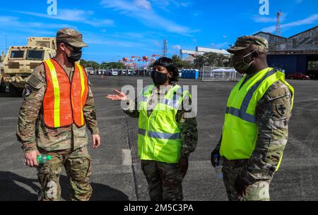 8th le poste de commandement et de contrôle du Commandement du soutien du théâtre ainsi que la brigade de soutien de l'Armée de terre 402nd et la DGFA 404th supervisent le téléchargement partiel de l'équipement APS-3 à l'équipe de combat de la Brigade d'infanterie 3rd, 25th Division d'infanterie pour Salaknib et Balikatan 2022 à Subic Bay (Philippines) le 28 février 2022. Le Commandement du soutien du théâtre de 8th a exécuté une Armée de terre prépositionnée stock 3 (afloat) Fix Forward à l'ouest de la ligne de données internationale pour évaluer la flexibilité opérationnelle de l'APS-3 (afloat), en assurant la préparation stratégique et l'engagement des États-Unis envers les alliés et les partenaires. Banque D'Images