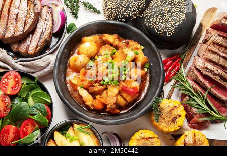 Plats à base de viande. Assiettes de viande diverses. Bannière de nourriture non végétarienne. Vue de dessus. Banque D'Images