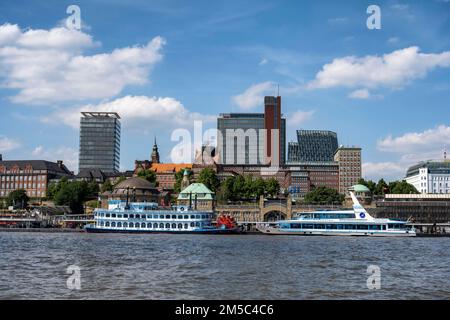 Vue sur le Norderelbe jusqu'à Landungsbruecken et le quartier de St. Pauli, Hambourg, Allemagne Banque D'Images