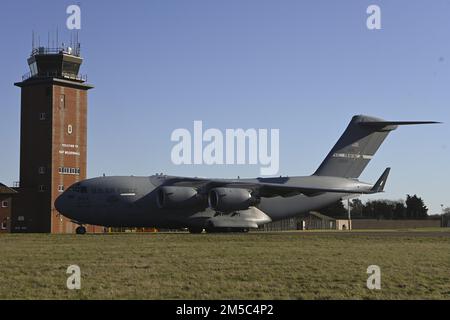 A ÉTATS-UNIS Avion C-17 Globemaster III de la Force aérienne affecté à la 60th Air Mobility Wing, base aérienne de Travis, en Californie, taxis le long de la ligne aérienne après l'atterrissage à Royal Air Force Mildenhall, en Angleterre, le 27 février 2022. L'avion a atterri à RAF Mildenhall après avoir transporté des palettes de fret à une base aérienne en Norvège. Banque D'Images