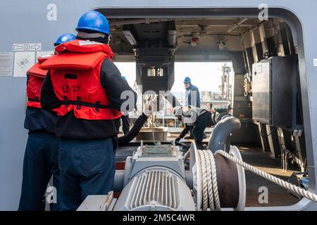 220227-N-VQ947-1172 OCÉAN PACIFIQUE (le 27 février 2022) — des marins à bord d'un quai de transport amphibie de classe San Antonio USS Portland (LPD 27) effectuent un réapprovisionnement en mer avec le lubrificateur USNS Pecos (T-AO 197) de la classe Henry J. Kaiser, en cours de reconstitution, dans l'océan Pacifique, le 27 février 2022. Les marins et les Marines du Essex Amphiobie Ready Group (ARG) et de l'unité expéditionnaire maritime 11th (MEU) mènent actuellement des opérations de routine dans la flotte américaine 3rd. Banque D'Images