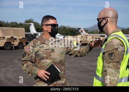 Le commandant adjoint du soutien de la Division d’infanterie 25th, le colonel Phillip C. Baker, visite la zone de manutention de la configuration de l’équipement du Bataillon de soutien sur le terrain de l’Armée de terre-Charleston pour voir l’équipement du stock-3 (APS-3) prépositionné par l’Armée de terre. L’APS-3 est le seul équipement de l’Armée de terre à flot qui offre la souplesse et l’agilité des chasseurs de guerre en hébergeant tout l’équipement opérationnel prêt et postdestiné à répondre rapidement aux besoins des commandants des combattants. Banque D'Images